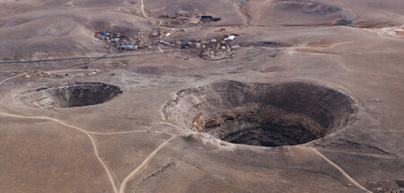 Verlust von Grundwasser und Kraterlandschaft mit tiefen Löchern ... Verlust von Grundwasser und Kraterlandschaft mit tiefen Löchern ...