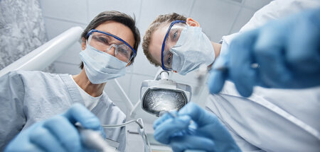 Drohkulisse auf dem Dentalstuhl: Fotzenspängler am Werk Drohkulisse auf dem Dentalstuhl: Fotzenspängler am Werk