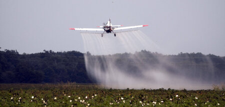 Auch aus der Luft: Fontänenartig versprühte Pflanzenschutzmittel... Auch aus der Luft: Fontänenartig versprühte Pflanzenschutzmittel...