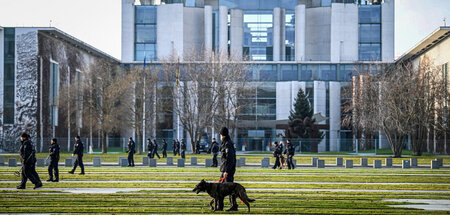 Die Bundesregierung stellte Schutz und das Kanzleramt für die Ve... Die Bundesregierung stellte Schutz und das Kanzleramt für die Ve...