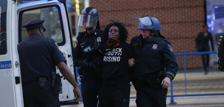 Der US-Staatsapparat wird seit Jahren immer repressiver. Festnah... Der US-Staatsapparat wird seit Jahren immer repressiver. Festnah...