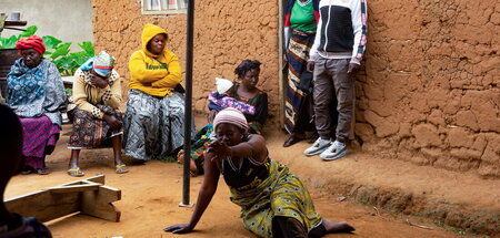 Angehörige trauern um ihre Toten nach einem Angriff der mit dem ... Angehörige trauern um ihre Toten nach einem Angriff der mit dem ...