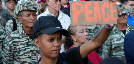 Mehr Worte braucht es nicht: Protest mit Friedensbotschaft am Mo... Mehr Worte braucht es nicht: Protest mit Friedensbotschaft am Mo...