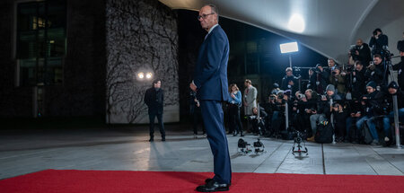 Friedrich Merz (CDU) wartet vor dem Kanzleramt auf seine Gäste (... Friedrich Merz (CDU) wartet vor dem Kanzleramt auf seine Gäste (...