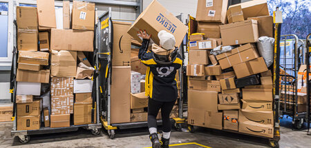 Insbesondere vor den Feiertagen liefern die Boten Hunderte Paket... Insbesondere vor den Feiertagen liefern die Boten Hunderte Paket...