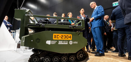 Bundeskanzler Friedrich Merz lässt sich von Marc Wietfeld, CEO v... Bundeskanzler Friedrich Merz lässt sich von Marc Wietfeld, CEO v...