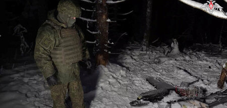 Angriff abgewehrt: Russischer Soldat begutachtet Trümmer einer D... Angriff abgewehrt: Russischer Soldat begutachtet Trümmer einer D...