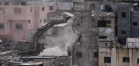 Palästina wird zerstört und abgerissen: Israelischer Armeebagger... Palästina wird zerstört und abgerissen: Israelischer Armeebagger...