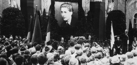 Der KPD-Vorsitzende Max Reimann (r.) spricht auf der Trauerfeier... Der KPD-Vorsitzende Max Reimann (r.) spricht auf der Trauerfeier...