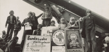 Demonstration gegen eine Bundeswehr-Ausstellung in Dortmund, 197... Demonstration gegen eine Bundeswehr-Ausstellung in Dortmund, 197...