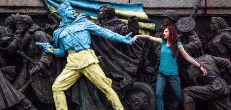 Dem Soldaten zur Hand. Das Kriegsregime verändert auch das Fraue... Dem Soldaten zur Hand. Das Kriegsregime verändert auch das Fraue...