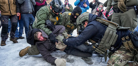 Hand in Hand: Grenzbeamte schlagen Protest gegen die Einwanderun... Hand in Hand: Grenzbeamte schlagen Protest gegen die Einwanderun...