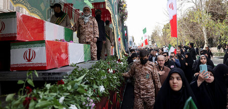 Beerdigung von Einsatzkräften, die während der Protestbewegungen... Beerdigung von Einsatzkräften, die während der Protestbewegungen...