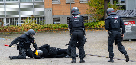 Nicht nur durch Schusswaffen, auch durch Ersticken oder Schläge ... Nicht nur durch Schusswaffen, auch durch Ersticken oder Schläge ...