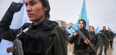 Soldatinnen und Soldaten der kurdisch geführten SDF am Sonntag b... Soldatinnen und Soldaten der kurdisch geführten SDF am Sonntag b...