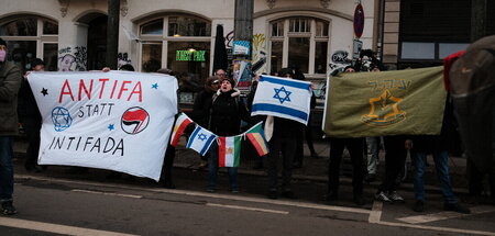 Das ganze Flaggensortiment muss es heute sein: Kostümparade am S... Das ganze Flaggensortiment muss es heute sein: Kostümparade am S...