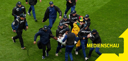 Nach dem Elfer für Marokko führt die Polizei wütende senegalesis... Nach dem Elfer für Marokko führt die Polizei wütende senegalesis...