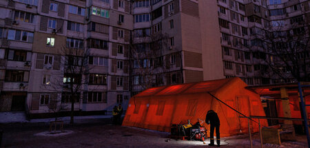 Viele Menschen in Kiew müssen auf öffentliche Wärmezelte ausweic... Viele Menschen in Kiew müssen auf öffentliche Wärmezelte ausweic...