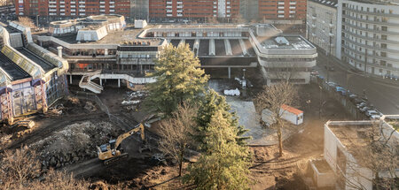 Progress der Abrissarbeiten des Sport- und Erholungszentrums, St... Progress der Abrissarbeiten des Sport- und Erholungszentrums, St...