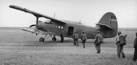 Ausbildung von jungen Leuten zu Fallschirmspringern auf einem Üb... Ausbildung von jungen Leuten zu Fallschirmspringern auf einem Üb...