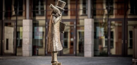 E.-T.-A.-Hoffmann-Statue mit dem berühmten Kater Murr auf der Sc... E.-T.-A.-Hoffmann-Statue mit dem berühmten Kater Murr auf der Sc...