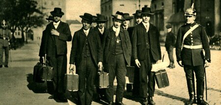 Material des preußischen Militarismus. Wehrpflichtige ziehen in ... Material des preußischen Militarismus. Wehrpflichtige ziehen in ...