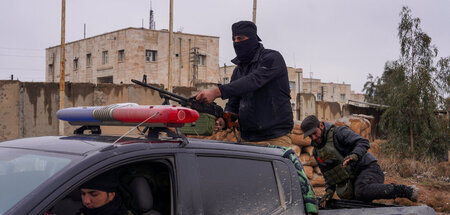 Bewacher oder Befreier? Angehöriger der syrischen Regierungstrup... Bewacher oder Befreier? Angehöriger der syrischen Regierungstrup...