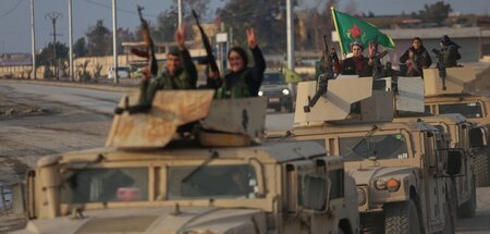 Kurdische Kämpferinnen und Kämpfer der Syrischen Demokratischen ... Kurdische Kämpferinnen und Kämpfer der Syrischen Demokratischen ...