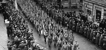 Inszenierung für den »Märtyrer«. SA-Marsch durch Schwerin bei de... Inszenierung für den »Märtyrer«. SA-Marsch durch Schwerin bei de...