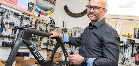 FES-Direktor Michael Nitsch und ein sehr teurer Fahrradrahmen FES-Direktor Michael Nitsch und ein sehr teurer Fahrradrahmen