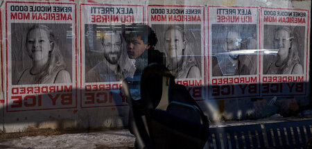 In Erinnerung an die Opfer. Plakate mit den von der Bundespolize... In Erinnerung an die Opfer. Plakate mit den von der Bundespolize...