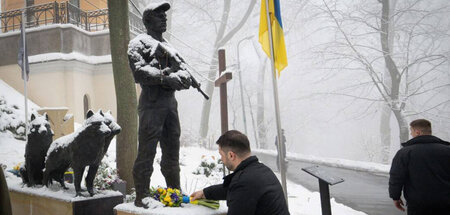 Nationalistisches Gedenken: Selenskij zu Besuch am Denkmal für d... Nationalistisches Gedenken: Selenskij zu Besuch am Denkmal für d...