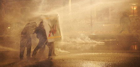 Demonstranten wehren sich gegen die staatliche Gewalt (Turin, 31... Demonstranten wehren sich gegen die staatliche Gewalt (Turin, 31...