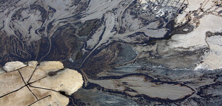 Ölsandabfälle in einem Absetzteich der Suncor-Teersandmine bei F... Ölsandabfälle in einem Absetzteich der Suncor-Teersandmine bei F...