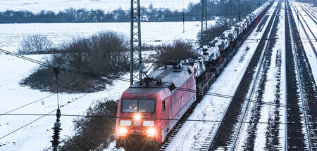 Ein Güterzug der Deutschen Bahn mit gepanzerten Bundeswehr-Trans... Ein Güterzug der Deutschen Bahn mit gepanzerten Bundeswehr-Trans...