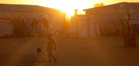 Kinder im Geflüchtetenlager Tiné im Tschad an der Grenze zum Sud... Kinder im Geflüchtetenlager Tiné im Tschad an der Grenze zum Sud...