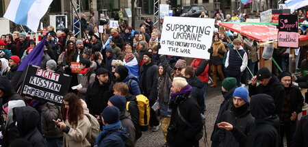 Demonstranten fordern auf einer Kundgebung in Berlin die fortwäh... Demonstranten fordern auf einer Kundgebung in Berlin die fortwäh...