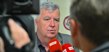 Spricht mit Medienvertretern: Gernot Schmidt (SPD), Landrat des ... Spricht mit Medienvertretern: Gernot Schmidt (SPD), Landrat des ...