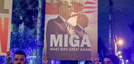 Plakat mit dem Bild Reza Pahlavis auf einer Kundgebung iranische... Plakat mit dem Bild Reza Pahlavis auf einer Kundgebung iranische...