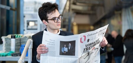 Las mit Entsetzen, was in seiner Zeitung stand: Dorian Baganz Las mit Entsetzen, was in seiner Zeitung stand: Dorian Baganz