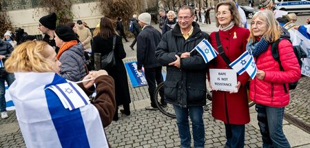 Karoline Preisler (2. v. r.) mit Fans (30.11.2025) Karoline Preisler (2. v. r.) mit Fans (30.11.2025)