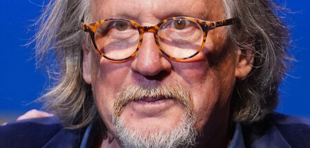 Gebannt starrt Harald nicht auf die NSDAP-Akten Gebannt starrt Harald nicht auf die NSDAP-Akten