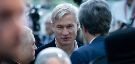 Da steht er und kann nicht anders Da steht er und kann nicht anders