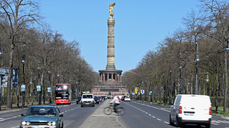 Keine Anwohner, nur ab und an eine durchziehende Demo ohne Publi... Keine Anwohner, nur ab und an eine durchziehende Demo ohne Publi...