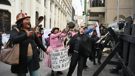 Protest von Frauen gegen die Regierung Paz an einer Polizeisperr... Protest von Frauen gegen die Regierung Paz an einer Polizeisperr...