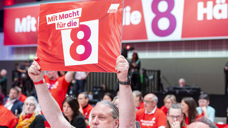 Eine historische Errungenschaft wird zurückgenommen, der Achtstu... Eine historische Errungenschaft wird zurückgenommen, der Achtstu...