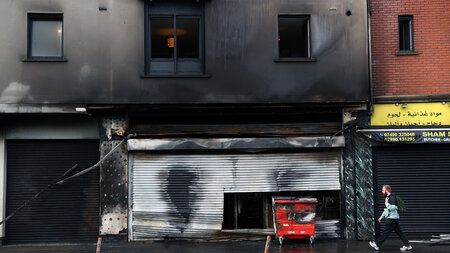 Ausgebrannter Lebensmittelladen in Belfast nach dem Pogrom am 10... Ausgebrannter Lebensmittelladen in Belfast nach dem Pogrom am 10...