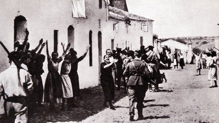 Frauen flehen frankistische Soldaten in Constantina bei Sevilla ... Frauen flehen frankistische Soldaten in Constantina bei Sevilla ...