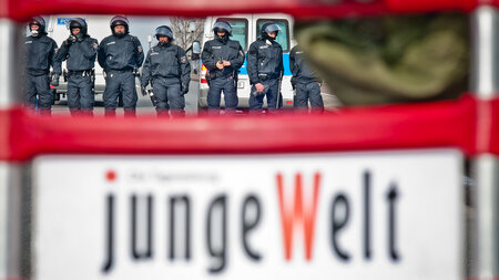 Nicht nur der Staat beobachtet die junge Welt, auch die hat die ... Nicht nur der Staat beobachtet die junge Welt, auch die hat die ...