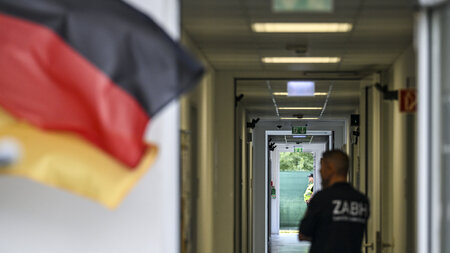 Das sehen Geflüchtete, bevor sie abgeschoben werden: Zentrum für... Das sehen Geflüchtete, bevor sie abgeschoben werden: Zentrum für...